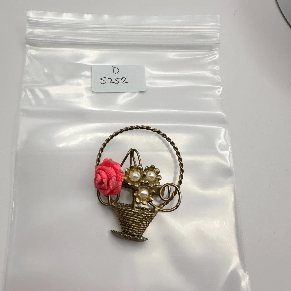 Vintage Y2K Pink Rose Faux Pearl Floral Basket Brooch Pin Gold Tone 90s